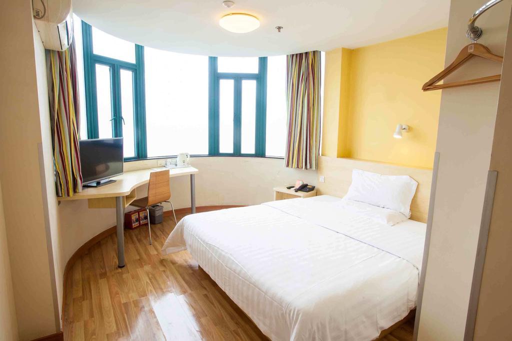 7Days Premium Chongqing Hongqihegou Hotel Room photo